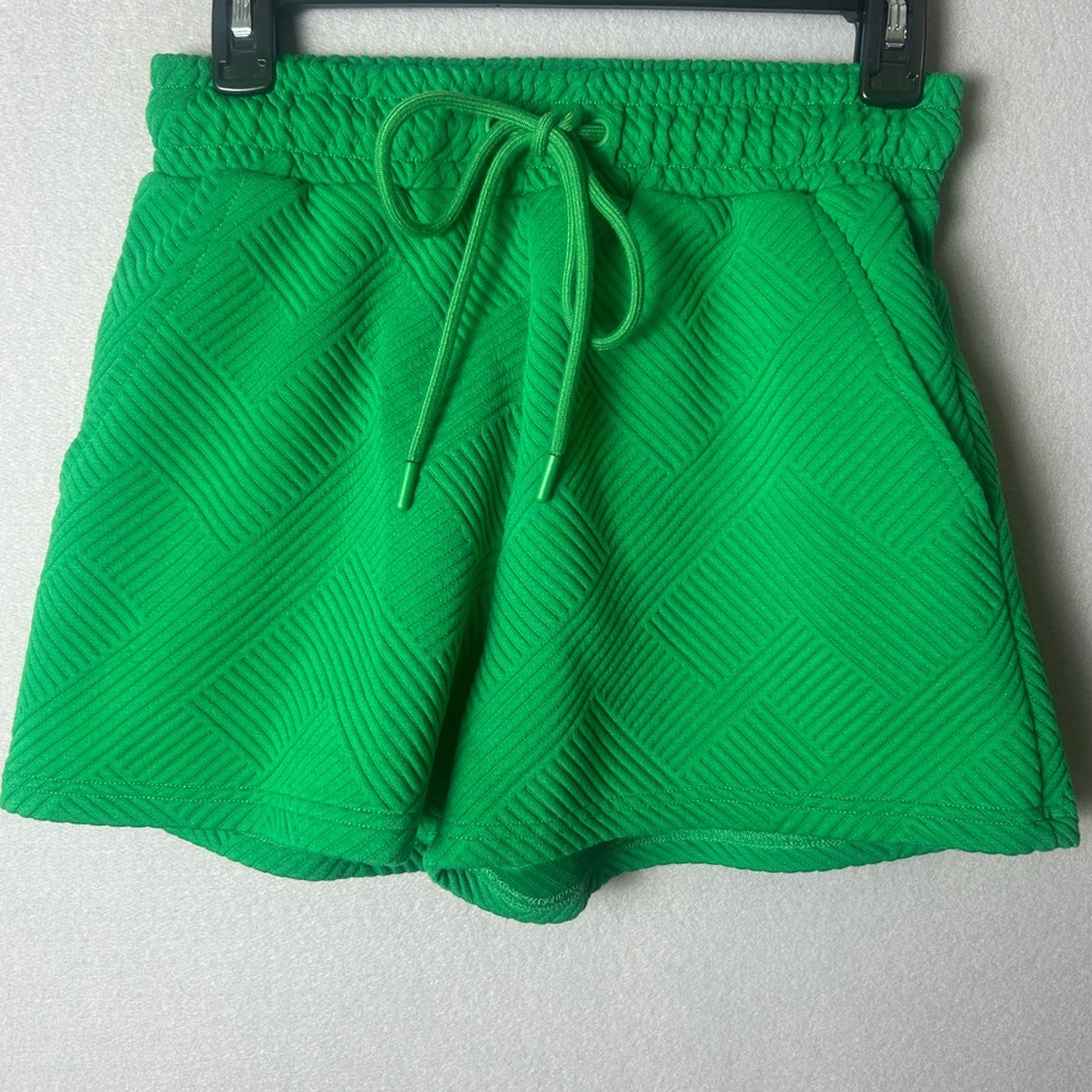 See and Be Seen Women’s green textured drawstring shorts‎ resort beach casual S